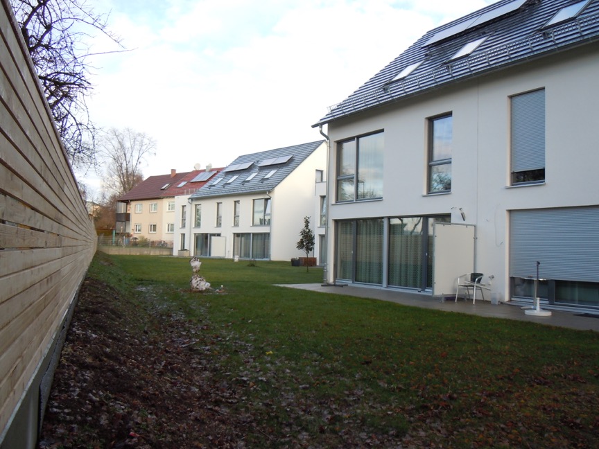  NEUBAU VON 6 DHH Ansicht von Südwesten					     Ansicht von Südosten  In Zusammenarbeit mit einem Bauträger wurde die Bebauung eines Grundstücks mit drei modernen Doppelhäusern und Carportanlage entwickelt. Eine klare Gliederung und Formensprache sowie offene Grundrisse schaffen für die sechs Familien in Stuttgart-Steckfeld einen wirtschaftlich attraktiven Wohnraum.  